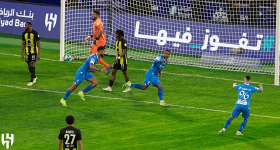 الاتحاد هم برابر الهلال زانو زد