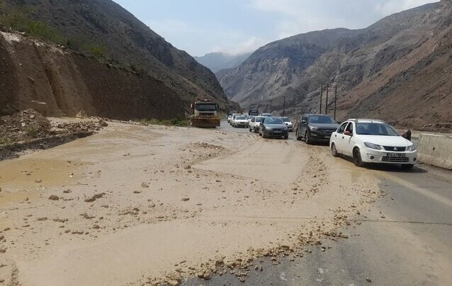 هراز باز شد / خطر از بیخ گوش سرنشینان سه خودروی عبوری گذشت