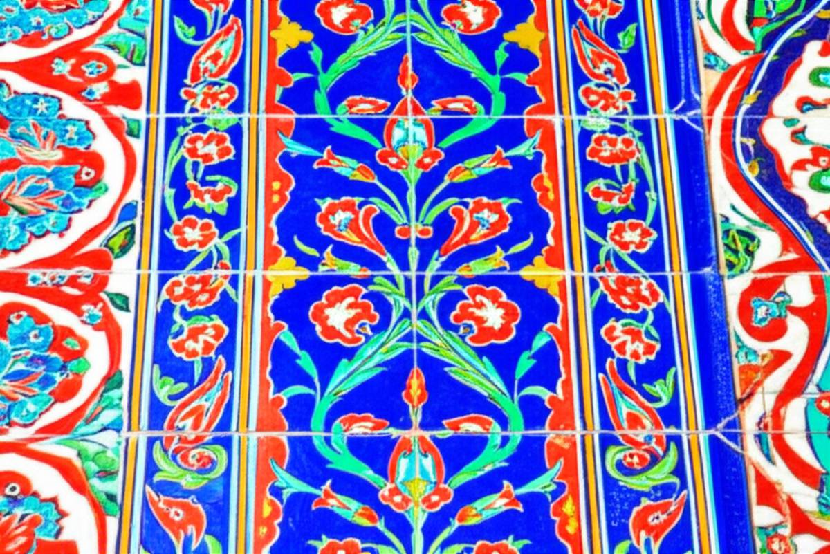 کاشی کاری مسجد رستم پاشا: ویژگی ها و جزئیات هنری