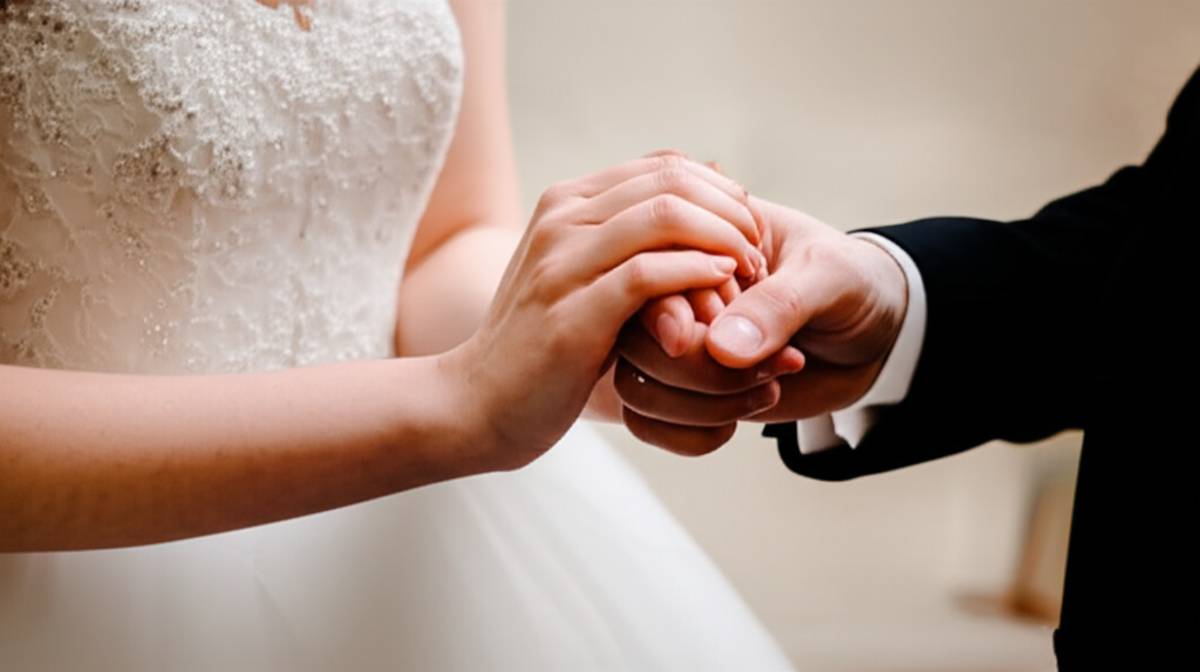 حکم بوسیدن زن شوهر دار چیست؟ | پاسخ کامل و شرعی